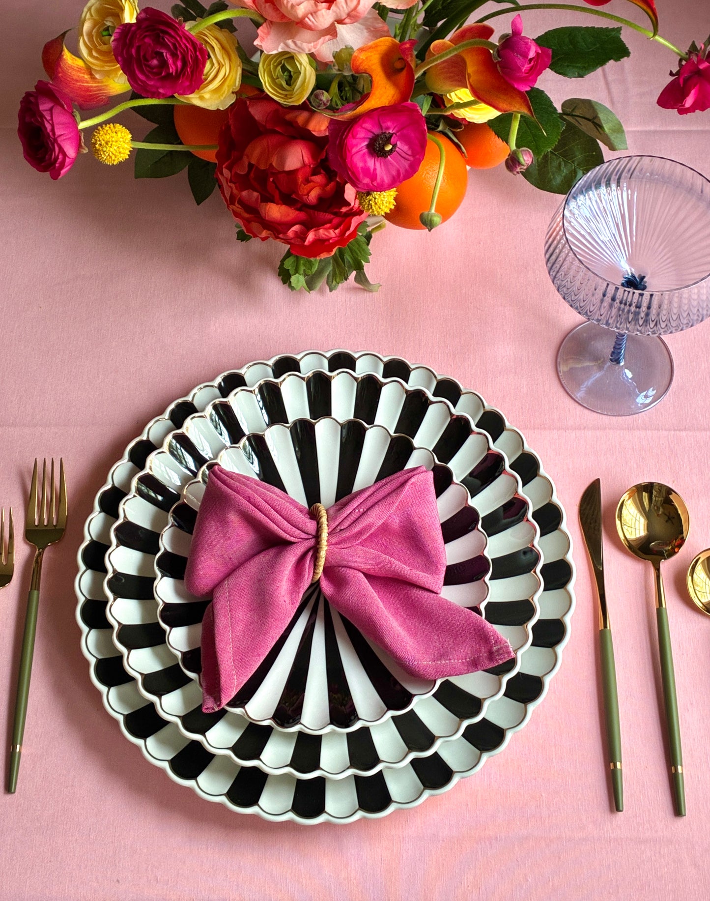 The Raya: Jacquard Dinner Napkin in Fuschia 